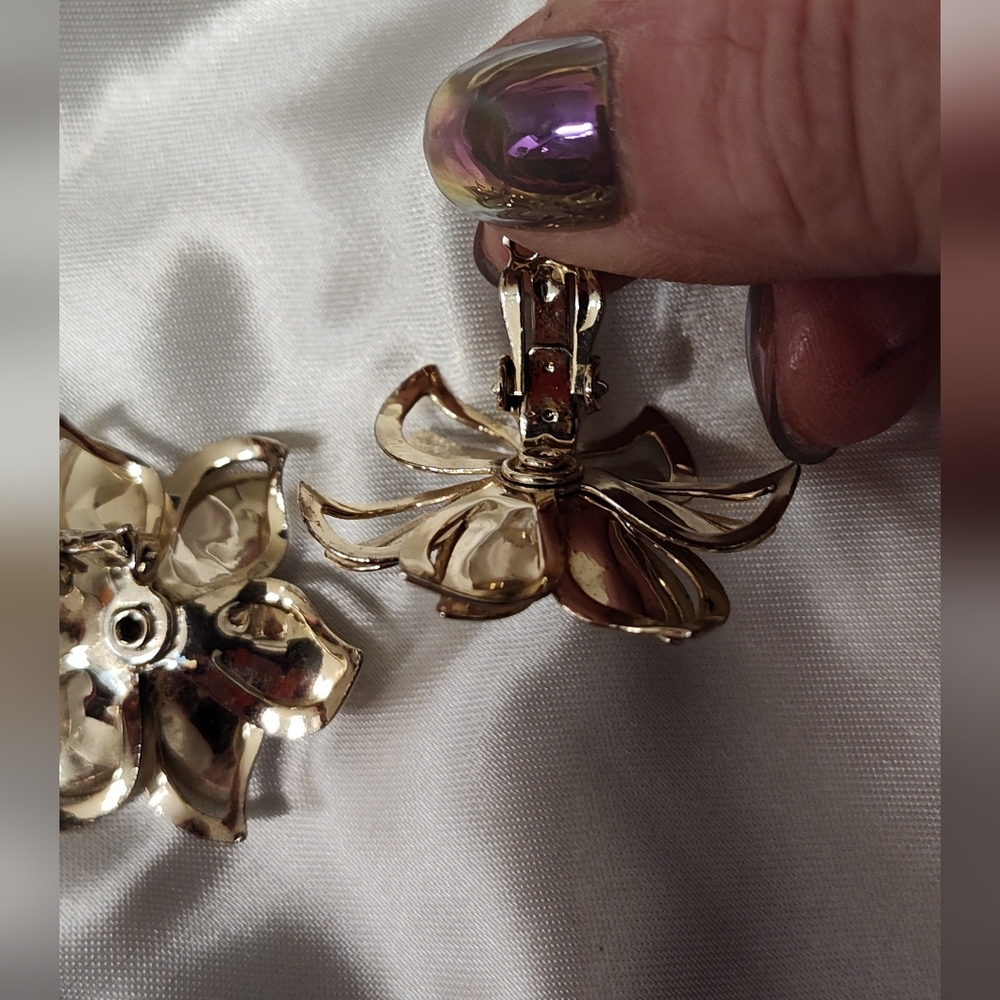 Vintage Sensational Mid Century Golden Flower Clip On Earrings in Mint Condition - Picture 2 of 5